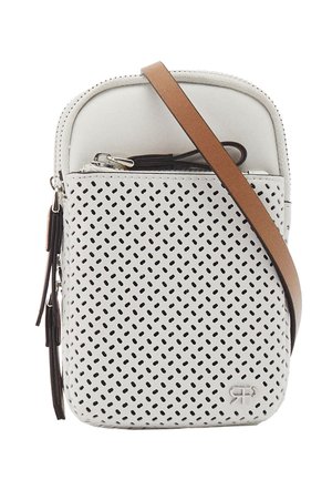 Hvid crossbody-taske med perforeret forlomme, sølv lynlås-dragere og en brun justerbar rem.