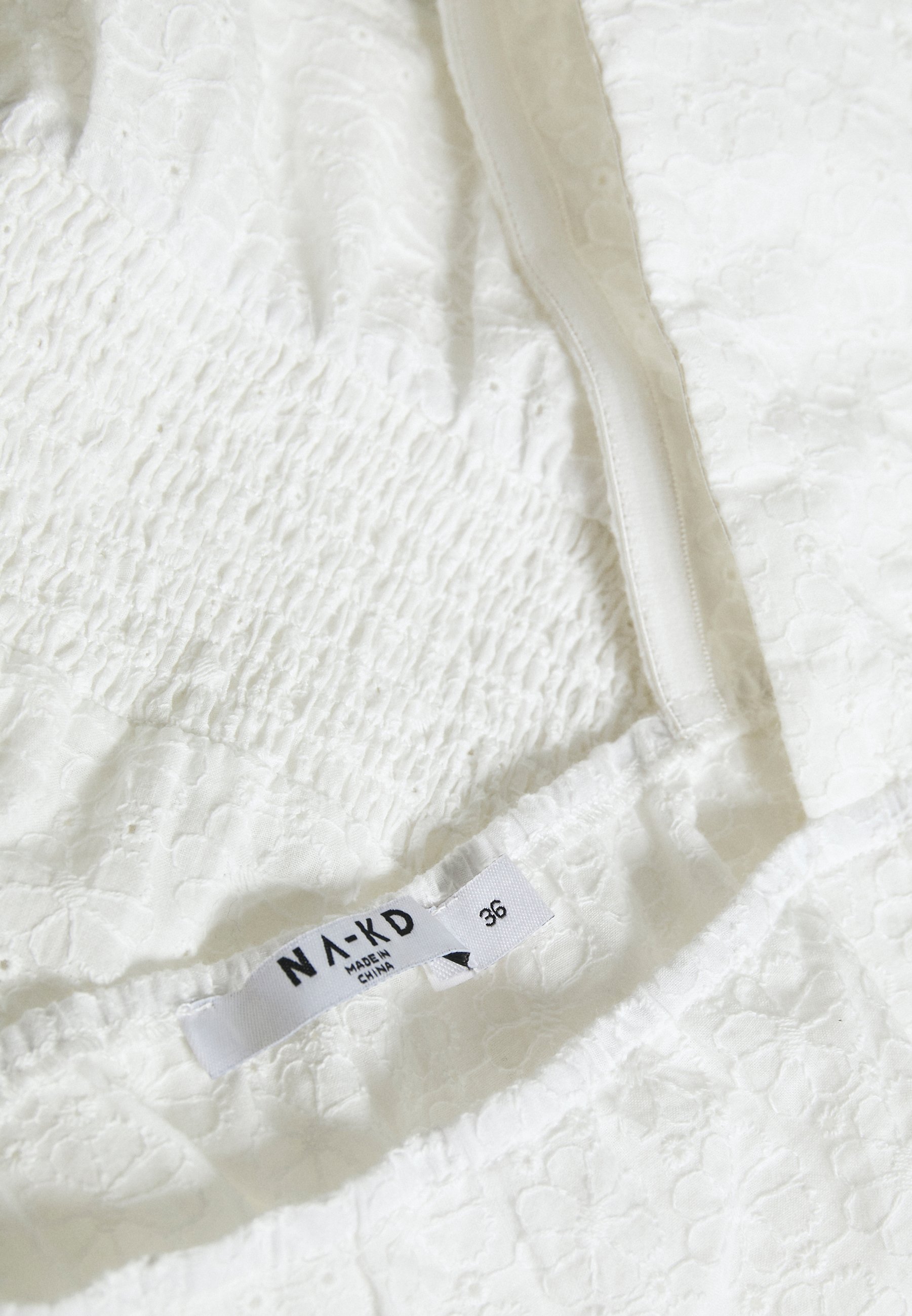 NA KD SQUARE NECK CROPPED BLOUSE Bluser white Zalando.no NA-KD FRONT TIE CROPPED - Bluser - white