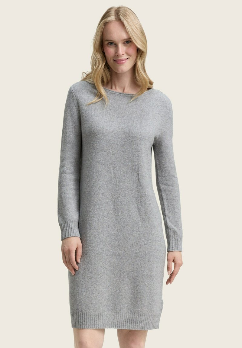 Robe en tricot grise avec des manches longues, un col rond et des poignet et ourlet côtelés. Le tissu semble doux et légèrement texturé.
