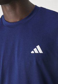 adidas Performance TRAIN ESSENTIALS COMFORT - Sportfelső - dark blue/white
