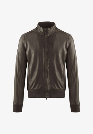 Giacca di pelle marrone con colletto alto, zip frontale, due tasche laterali e polsini e orlo a coste. Texture liscia e design aderente.