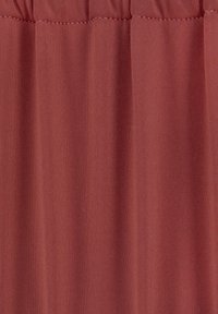 Tissu côtelé de couleur rouge profond, orné de rayures verticales et d'une taille froncée. Texture lisse avec un léger éclat et un matériau extensible.