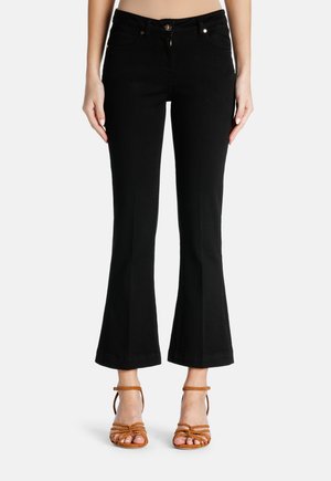 Zwarte flared jeans met een klassiek ontwerp met vijf zakken, knoopsluiting en goudkleurige hardware. Glad materiaal met een lichte stretch.