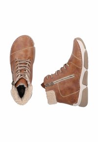 Bottes en cuir marron avec un col en shearling texturé, des coutures décoratives et une fermeture éclair sur le côté. Semelles en caoutchouc pour une meilleure adhérence et durabilité.