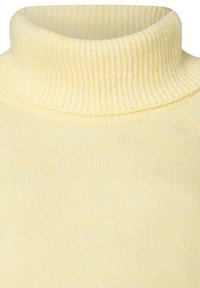 Gelber Rollkragensweater mit geripptem Kragen. Hergestellt aus weichem Strickstoff, mit glatter Textur und einem schlichten Design.