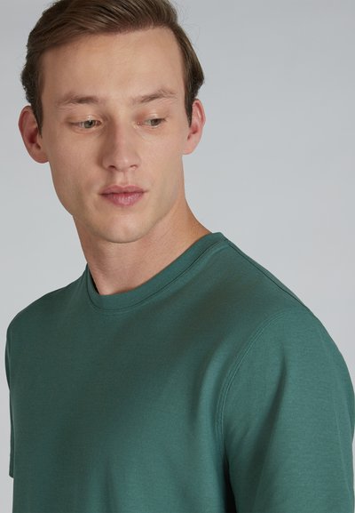 T-shirt verde a girocollo realizzata in tessuto morbido, con maniche corte e una texture liscia e uniforme, adatta per l'abbigliamento casual.