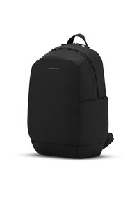 Mochila negra con un diseño minimalista, fabricada con un tejido duradero. Cuenta con una textura suave, una forma estructurada y compartimentos con cremallera.