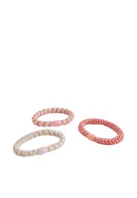 Tre elastiska hårsnoddar i rosa och krämfärgad. Varje snodd har flätad textur med pärlaccenter. Varje snodd varierar något i nyans och design.