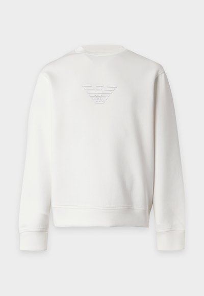 Sweat-shirt blanc à manches longues et col rond avec un logo aigle en relief centré sur la poitrine.