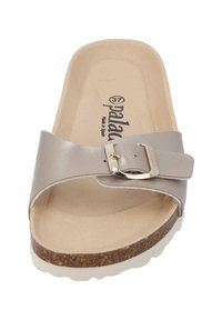 Sandalo infradito in pelle beige con una larga fascia, dettaglio di fibbia metallica, suola in sughero e soletta beige. Suola testurizzata per il comfort.