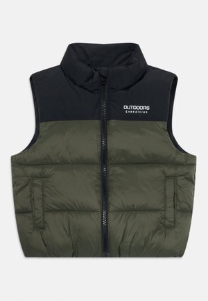 Bezrokavnik v zeleni in črni barvi, podložen s kapuco, z sprednjim zadrgo in logotipom "OUTDOORS Expedition" na prsih.