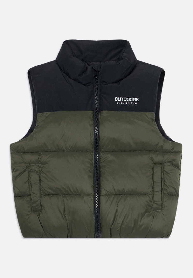 Bezrukavni zeleni i crni punjeni prsluk s prednjim zipom i logotipom "OUTDOORS Expedition" na prsima.