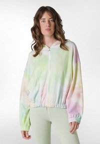 Giacca con zip e cappuccio in morbido tessuto tie-dye, caratterizzata da colori pastello rosa, verde e giallo, con polsini e orlo elasticizzati.
