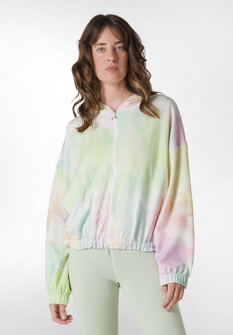 Giacca con zip e cappuccio in morbido tessuto tie-dye, caratterizzata da colori pastello rosa, verde e giallo, con polsini e orlo elasticizzati.