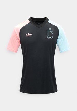 Camiseta deportiva negra con cuello en V, manga izquierda rosa, manga derecha azul claro, logo de Adidas en el pecho izquierdo y escudo de la Real Federación Belga de Fútbol en el pecho derecho.