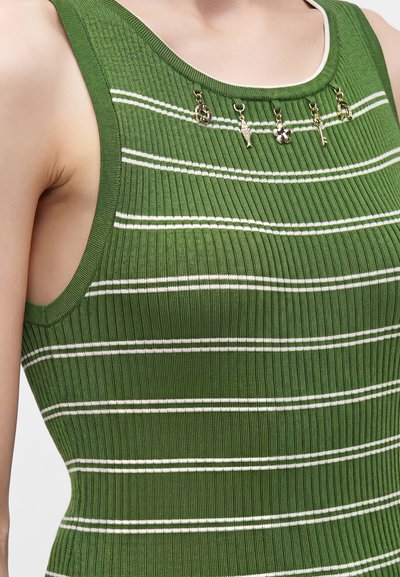 Haut sans manches côtelé vert avec fines rayures blanches horizontales et cinq petits pendentifs dorés le long de l'encolure.