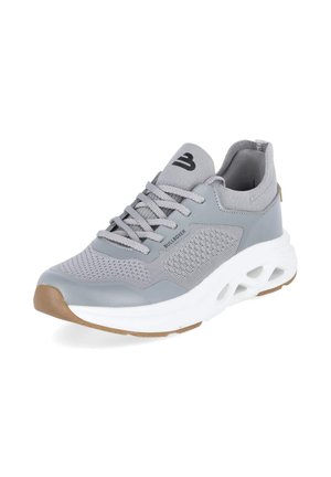 Zapatilla deportiva gris claro con parte superior de punto, suela blanca gruesa con recortes, punta en tono canela y marca "BULLBOXER" en el lateral y la lengüeta.