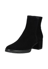 Černé semišové kotníkové boty na blokovém podpatku, zaoblenou špičkou a texturovanou gumovou podrážkou, zobrazené na bílém pozadí.