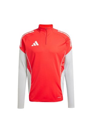 Rode sportjack met een halve rits, lange mouwen en witte accenten. Gemaakt van ademend materiaal en met een driehoekig logo aan de voorkant.