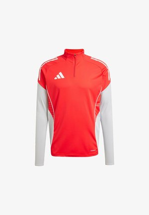 Chaqueta deportiva roja con media cremallera, mangas largas y detalles en blanco. Está fabricada con un tejido transpirable y presenta un logo triangular en la parte delantera.