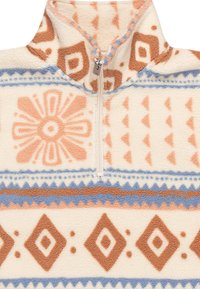 Pull en polaire avec demi-zip, présentant des motifs géométriques en beige, orange et bleu. Texture douce avec un col haut.