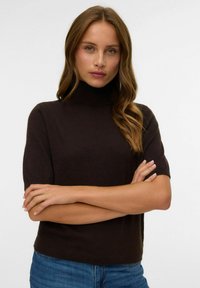 Tmavě hnědý krátký rukáv turtleneck svetr vyrobený z měkkého materiálu, s přiléhavým střihem a hladkou texturou.