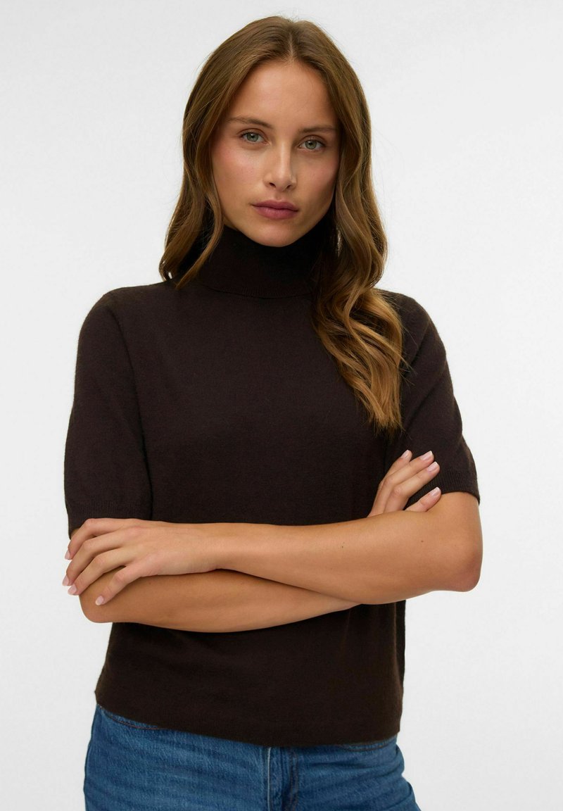Tmavě hnědý krátký rukáv turtleneck svetr vyrobený z měkkého materiálu, s přiléhavým střihem a hladkou texturou.