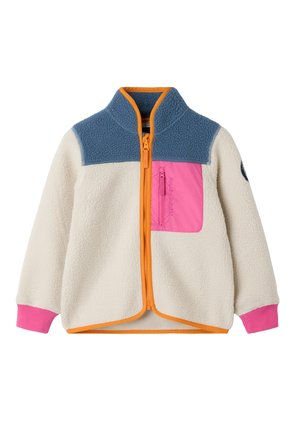 Kinderfleecejack met een crème kleurige romp, blauwe schouderstukken, een roze borstzak en boorden, en een oranje ritssluiting en randafwerking.