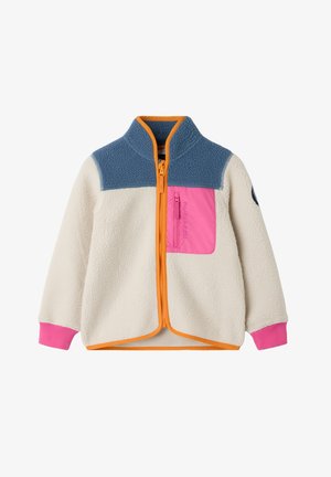 Kinderfleecejack met een crème kleurige romp, blauwe schouderstukken, een roze borstzak en boorden, en een oranje ritssluiting en randafwerking.