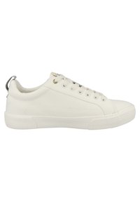 Weiße Leinenschuhe mit runder Zehenpartie, Schnürdesign und strukturiertem Seitenteil. Verfügt über eine kleine silberne Schlaufe an der Ferse und eine Gummisohle.