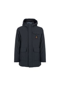 Cappotto imbottito grigio scuro con cappuccio, dotato di due tasche frontali e una toppa con logo sul petto. Tessuto liscio e resistente con taglio dritto.