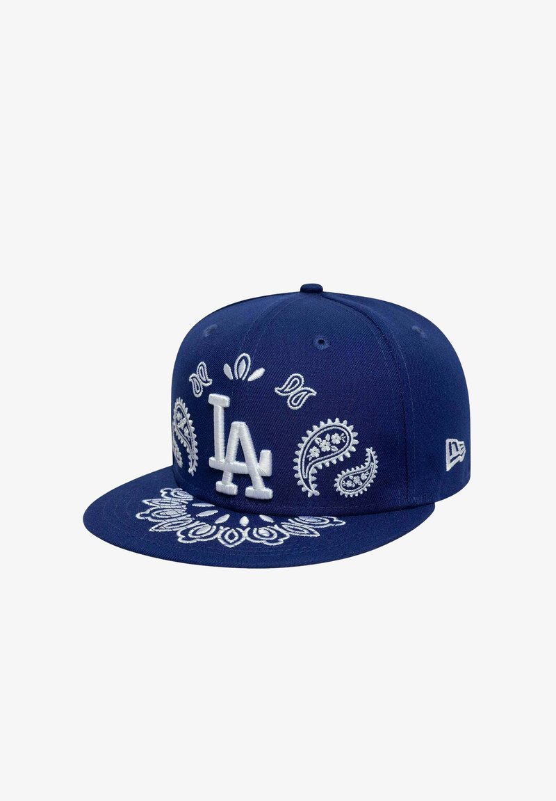 Cappellino blu con ricami bianchi, inclusi logo "LA" e motivi paisley sulla parte anteriore e sulla visiera, realizzato in tessuto con una forma strutturata.