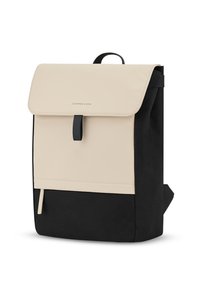 Beżowy i czarny plecak o gładkim, matowym wykończeniu. Posiada klapkę, uchwyt u góry oraz przednią kieszeń na zamek.