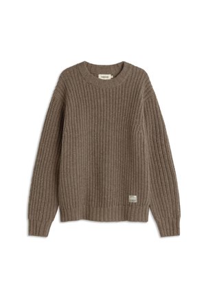 Smeđi pleteni pulover s rebrastom teksturom, okruglim izrezom i dugim rukavima, sa malom etiketom na donjem lijevom dijelu.
