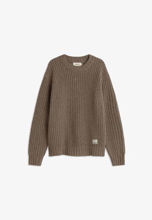 Smeđi pleteni pulover s rebrastom teksturom, okruglim izrezom i dugim rukavima, sa malom etiketom na donjem lijevom dijelu.