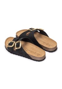 Sandalias de ante negro con plantilla de corcho, que presentan dos hebillas doradas en forma de cuadrado y un diseño troquelado en las correas superiores. Suela de goma texturizada.