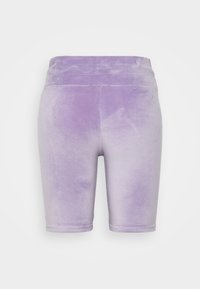Shorts en velours violet clair jusqu'aux genoux avec une taille élastique et des détails de coutures lisses sur un fond uni.