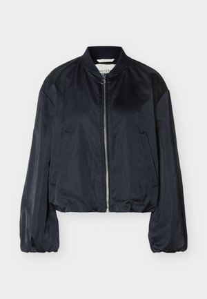 Chaqueta bomber negra con cremallera frontal, cuello acanalado, puños elásticos y dos bolsillos laterales, expuesta sobre un fondo liso.