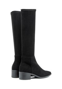 Wysokie czarne zamszowe botki na obcasie w kształcie bloku, z zaokrąglonymi noskami i gładkim wykończeniem, stojące ukośnie obok siebie na białym tle.