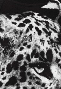 Felpa in bianco e nero con un design a stampa leopardata caratterizzato da macchie dettagliate e un logo ricamato "AllSaints". Tessuto morbido e texture morbida.
