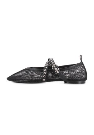 Zapato plano de malla negra con punta afilada y tira al tobillo. Presenta detalles en forma de ojales plateados circulares en la tira y un tacón bajo y plano.