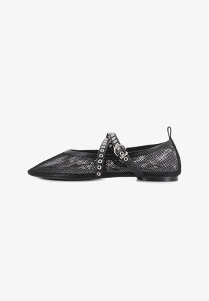 Zapato plano de malla negra con punta afilada y tira al tobillo. Presenta detalles en forma de ojales plateados circulares en la tira y un tacón bajo y plano.