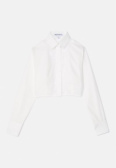 Λευκό κοντομάνικο πουκάμισο με κολάρο, μακριά μανίκια, κλείσιμο με κουμπιά και λεπτομέρειες από υφασμάτινη πλάκα. Φτιαγμένο από λείο, πλεχτό ύφασμα.