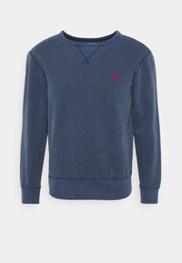 Marinblå långärmad crewneck sweatshirt med ribbade cuffs och nederkant, med en liten röd broderad logotyp på bröstet.