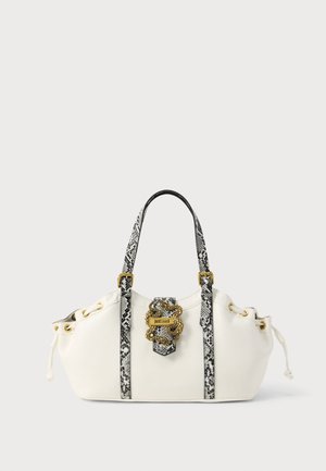 Weiße Handtasche mit schwarzen und weißen Schlangenledergriffen und -verzierungen, goldener, schlangenförmiger Verschluss und seitliche Kordelzüge.