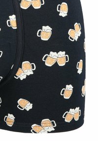 Czarne bokserki z powtarzającym się, jasnym wzorem kufli piwa z pieniącą się górą. Wykonane z miękkiego, elastycznego materiału.