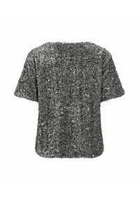 T-shirt z krótkim rękawem w srebrnych cekinach, charakteryzujący się luźnym krojem, okrągłym dekoltem i texturedną powierzchnią, która odbija światło w różnych odcieniach.