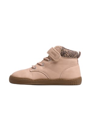 Sneaker beige alta con suola in gomma marrone, cinturino in velcro, lacci e dettaglio del colletto con stampa leopardata su sfondo bianco.