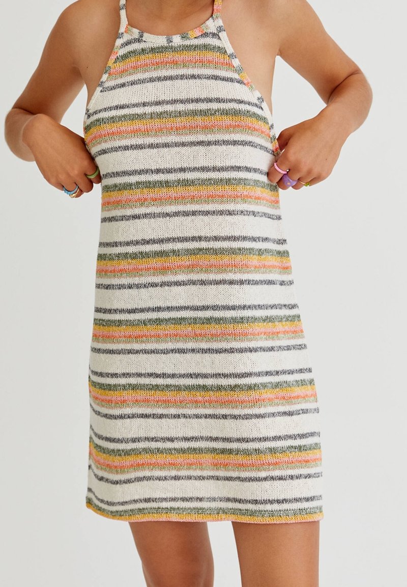 Robe en tricot rayée avec des lignes horizontales en gris, orange, jaune et vert sur un fond clair ; encolure halter avec des bretelles fines.