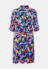 Knapplistklänning med krage och midjeband, med ett färgglatt abstrakt lövmönster i blått, rosa, orange och ljusblått på en svart bakgrund.
